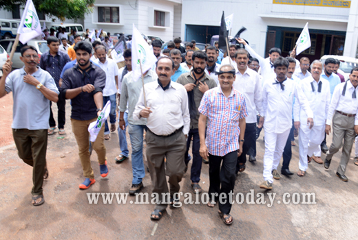 NRSS portray black flag against Sadananda Gowda and Veerappa Moily 1